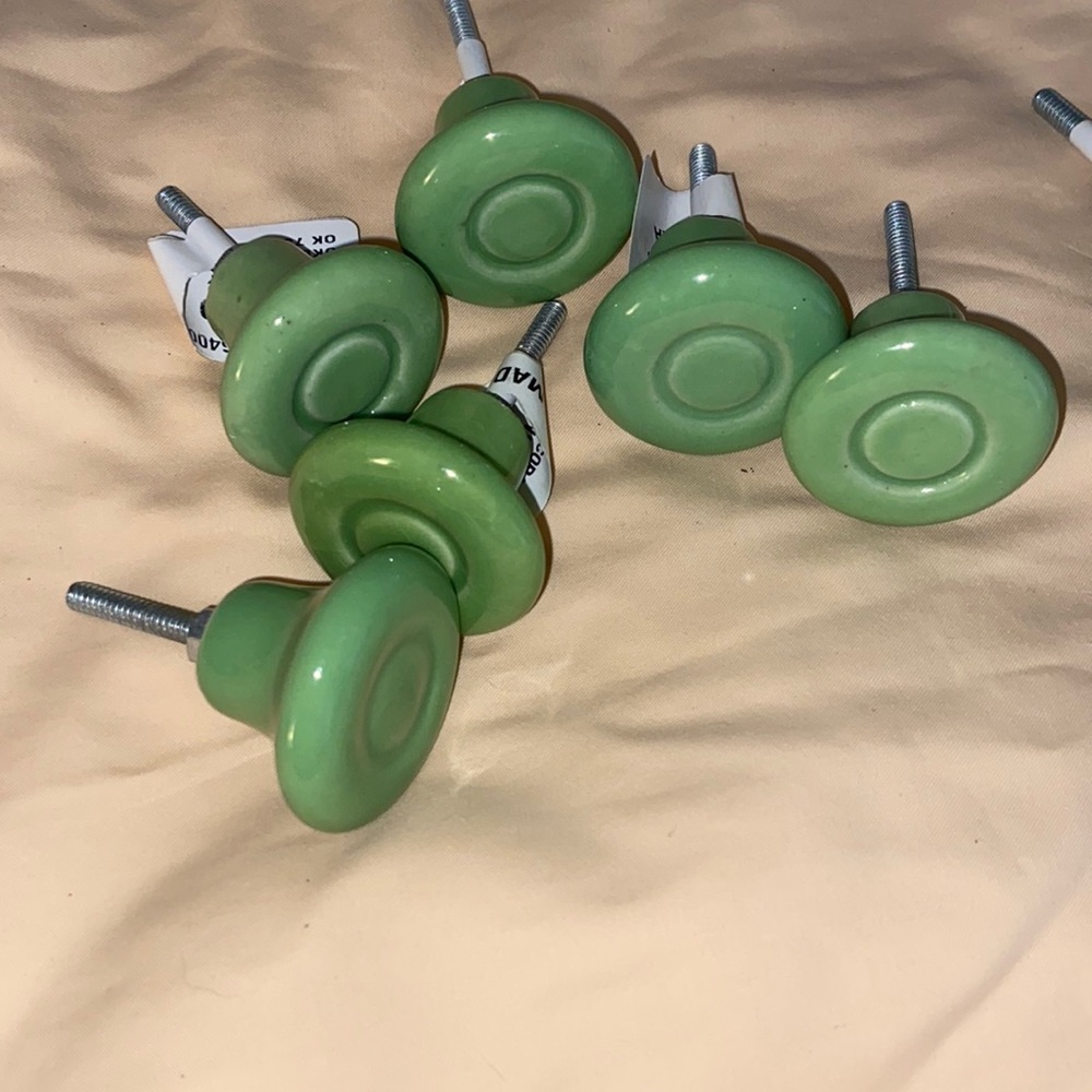Set of 7 unused pale green dresser knobs! Like new✨.
